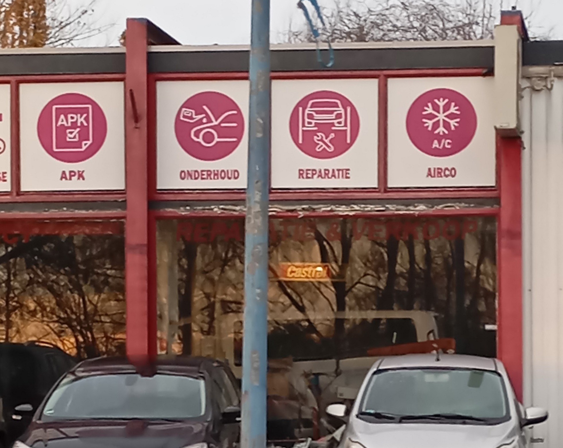 Twee Fords op het terrein voor de gevelpanelen APK, onderhoud, reparatie en airco